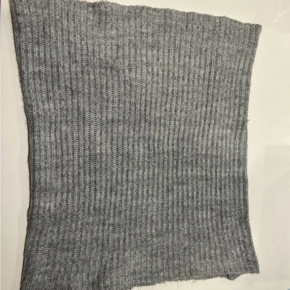 Elegant Gray Ribbed Knit Scarf